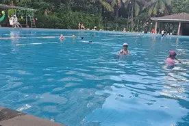 安全不能“放假”丨海口部分泳池：救生员不足且身兼多职 孩子游泳时观察台无人在岗图片