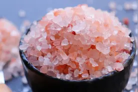 线上卖疯了，海盐被污染，吃湖盐更安全？专家回应图片