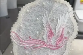 姐姐要出嫁，妹妹亲手做嫁妆：养2500只蚕宝宝抽丝剥茧，作成蚕丝扇和蚕丝被……图片
