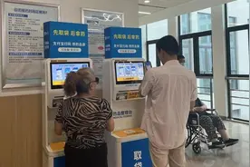 明明是免费领取塑料袋，扫码后却差点变成买保险：医院自助取袋机真的有坑？图片