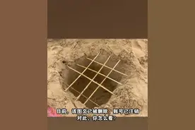 母亲晒娃在沙滩制竹签陷阱引争议 网友：家长应及时阻止图片