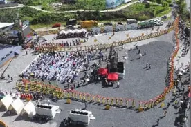 张家界“六月六”民俗文化旅游节举行 基尼斯纪录“最长”泼水龙现身图片
