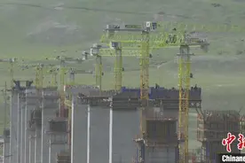 新疆那巴公路抢抓夏季施工“黄金期” 多措并举保障沿线生态环境图片