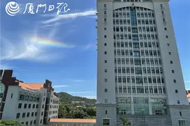 厦门天空现七彩祥云，专家：是极美的环地平弧图片