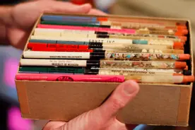 ​小学一年级老师送了一支铅笔，到36岁收藏了69255支铅笔，破了世界纪录图片