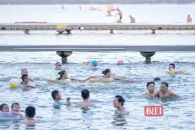 大暑当天，市民纷纷到东湖玩水解暑图片