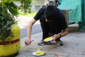 夜晚小区石墩险些绊倒老人：高中生用荧光颜料在上面作画提醒图片
