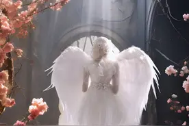 被大火烧伤的“折翼女孩”在广州圆婚纱梦！店主为其充当新郎图片