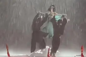 暴雨中的《长恨歌》舞剧被称“顶级悲剧美学” 演员：观众的欢呼和掌声给了我们勇气和底气图片
