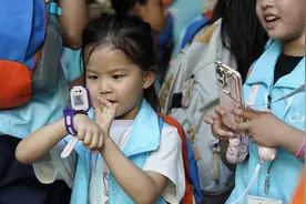 研学面面观①｜研学进行时，学生的手机该“收”还是“放”？图片