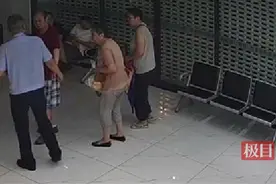 八旬老人暴雨夜迷失街头，民警暖心护送找到家人图片