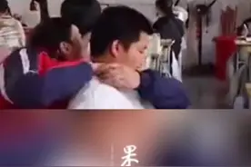 脑瘫男孩钟华强被江西农大录取，连续10年背他的同学朱金祥选择复读，两人相约1年后同一所大学见图片