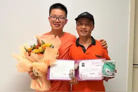 邮递员亲自派送儿子的清华大学录取通知书 邮递员：从业以来送过最开心的一件快递图片