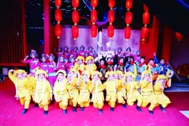 迎接大运会，小学班主任带着全班学“变脸”图片