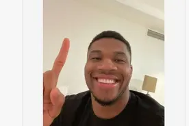 😂字母哥调侃自己长得像姆巴佩也想去新月，姆巴佩回复13个笑脸😂图片