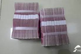 银行门口20万现金被“抢”，5旬保安勇斗“劫匪”！然而“抢钱”背后并不简单图片