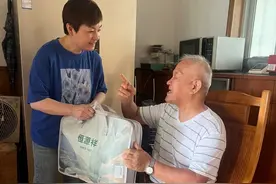 “老宝贝”们的夏天过得怎么样？他们时刻关心着图片