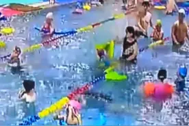 家长制止打闹进泳池敲打小孩头部，被打孩子家长：孩子没受伤，工作人员没阻拦图片