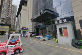 商场门口集装箱做商铺，这样可以么？｜融媒问政·市民关注图片