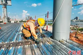 通讯：高温下的坚守与关怀图片