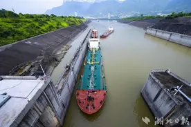 三峡船闸通过船舶突破100万艘次图片