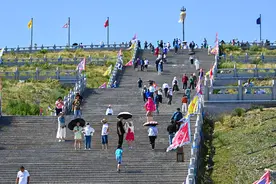 （美丽中国）赛里木湖引游人图片