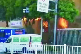 沿街店铺起火两人被困 消防架设金属拉梯救援图片