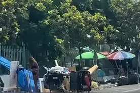 美国好莱坞流浪汉扎堆露营：遍地针头垃圾 居民不堪其扰图片