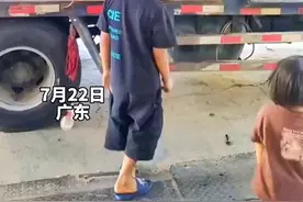 四个孩子开心默契的帮爸爸扛米，哥哥好有爱把最小的袋子给妹妹扛图片