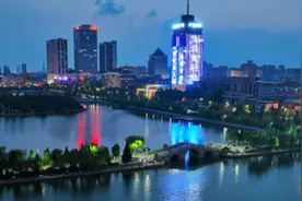 共建数字强省 共享智慧山东！德州地标亮灯助力点亮“数字山东”图片