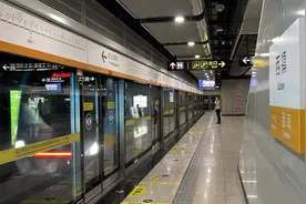 正式开通！今早1号线西镇站迎来首批乘客图片