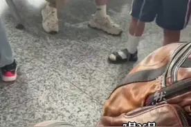 老人放任男孩在候车室随地小便，12306：每个人素质不一样，没法硬性规定图片
