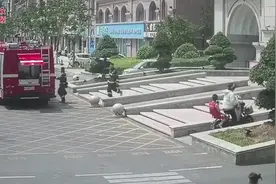 视频丨暖心！小女孩给消防员“偷送”雪糕图片