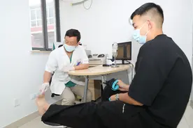 上海十院开设“甲病门诊”，有美甲爱好者因甲床受损来就诊图片