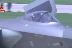 歼-20飞行员落地后挥手，现场观众纷纷回应图片