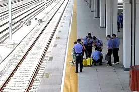 旅客站台突发低血糖晕倒，麻阳铁警及时救助图片