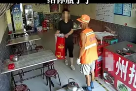 河南一店主攒空瓶送环卫大爷，大爷热情卸菜、帮倒垃圾，网友称赞都是实在人图片