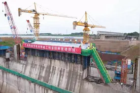 中交二航局艳洲枢纽项目首段闸室墙封顶图片