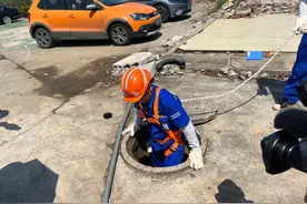 高温下的水业人日常：地下4米的排气阀井高达40度，下去几分钟便汗流浃背图片