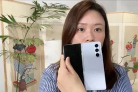 三星第五代折叠屏登场！祖传折叠缝消失，更薄更轻视频封面