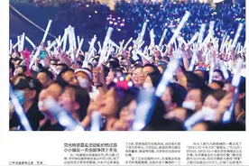 一张门票炒至200万元，明星”小卡“炒至66万……荧光棒下的“演唱会经济”，别走了样图片