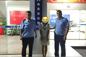 辣眼睛！39岁大叔男扮女装站街“接客”，“出摊”当晚就被抓了图片
