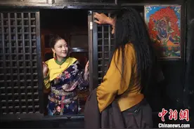 青海通天河畔：人文摄影师寻踪古迹 邂逅“牧民同行”图片