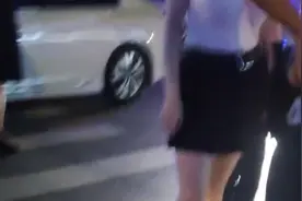 女子酒后吐车里，司机要求清理被怼：老子研究生，学法律的，民警怒斥：研究生就你这素质视频封面