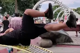 天府融媒看大运｜成都大运会带火群众体育！亮一招“人体旗帜”，广元小伙喊话网友：不服来战图片