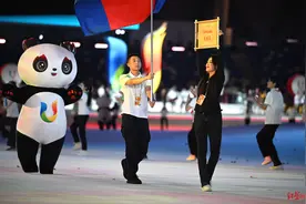 “小青椒”变红啦！揭秘成都大运会开幕式引导员：超4个月微笑练习，换一次灿烂绽放图片