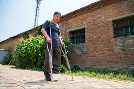 “咱不能让好心人寒心！”梁山李瑞德拄着双拐替亡兄还债18万多图片