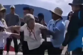 老太在香格里拉国道边搭帐篷致堵车还与游客冲突？警方：在纳帕海，处理中图片