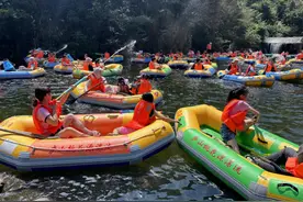 江西庐山市：桃花源景区迎来激情漂流高峰图片