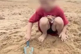 网友炸了！孩子景区沙滩挖“陷阱”，母亲晒图配文“谁会踩到”？图片